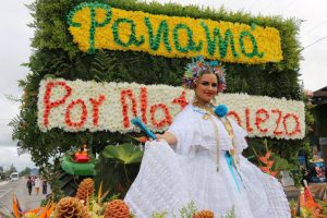 Carroza  de la  ATP encabeza la Parada de las Flores