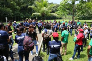 Colaboradores de la ATP disfrutan del senderismo en el Parque Natural Metropolitano apoyando la cultura de recreación al aire libre