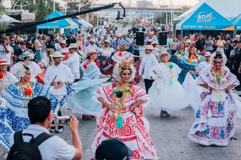 Domingo de carnaval exalta el traje típico de la mujer panameña y el folclor nacional