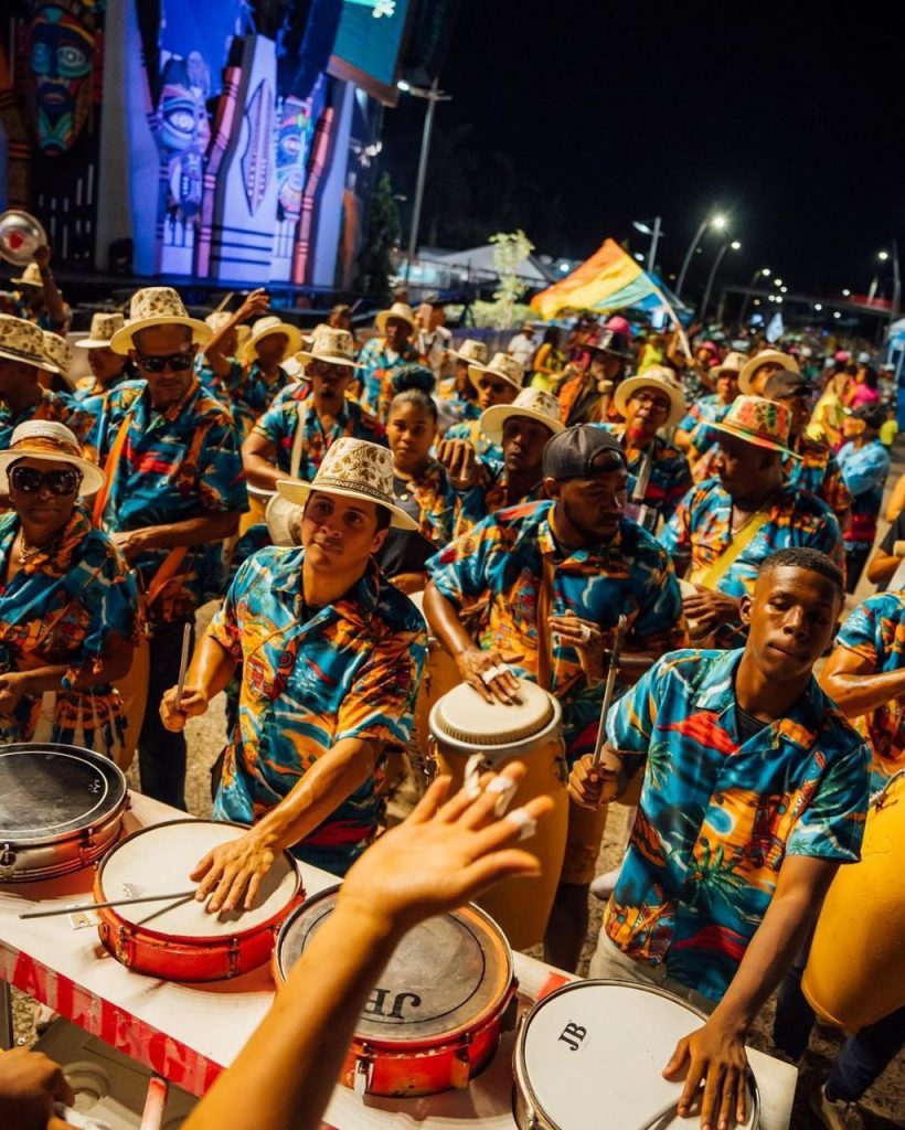 Comparsas le dieron ritmo, brillo y color al lunes de carnaval