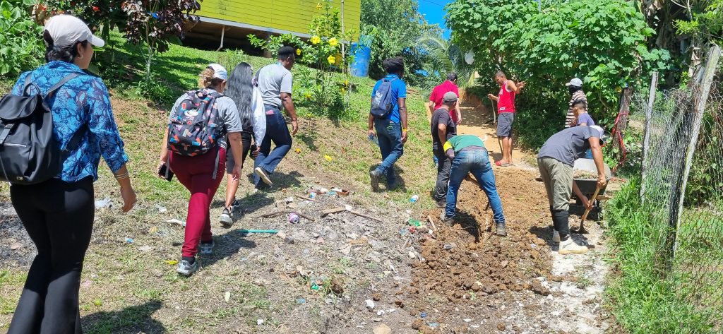 Avanza rehabilitación de ruta turística hacia playa Wizard