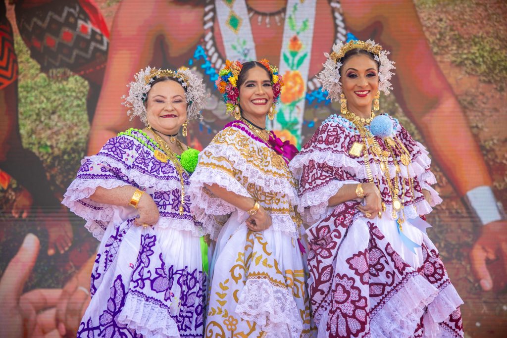 Con un movimiento de 40 millones de dólares y más de 250 mil asistentes se realiza con éxito el Desfile de las Mil Polleras.