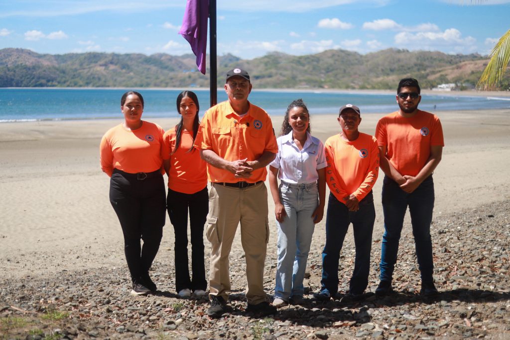 Instalan banderas de prevención en Playa Venao para reforzar la seguridad de visitantes