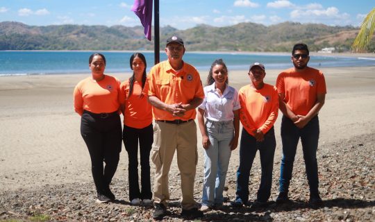 Instalan banderas de prevención en Playa Venao para reforzar la seguridad de visitantes